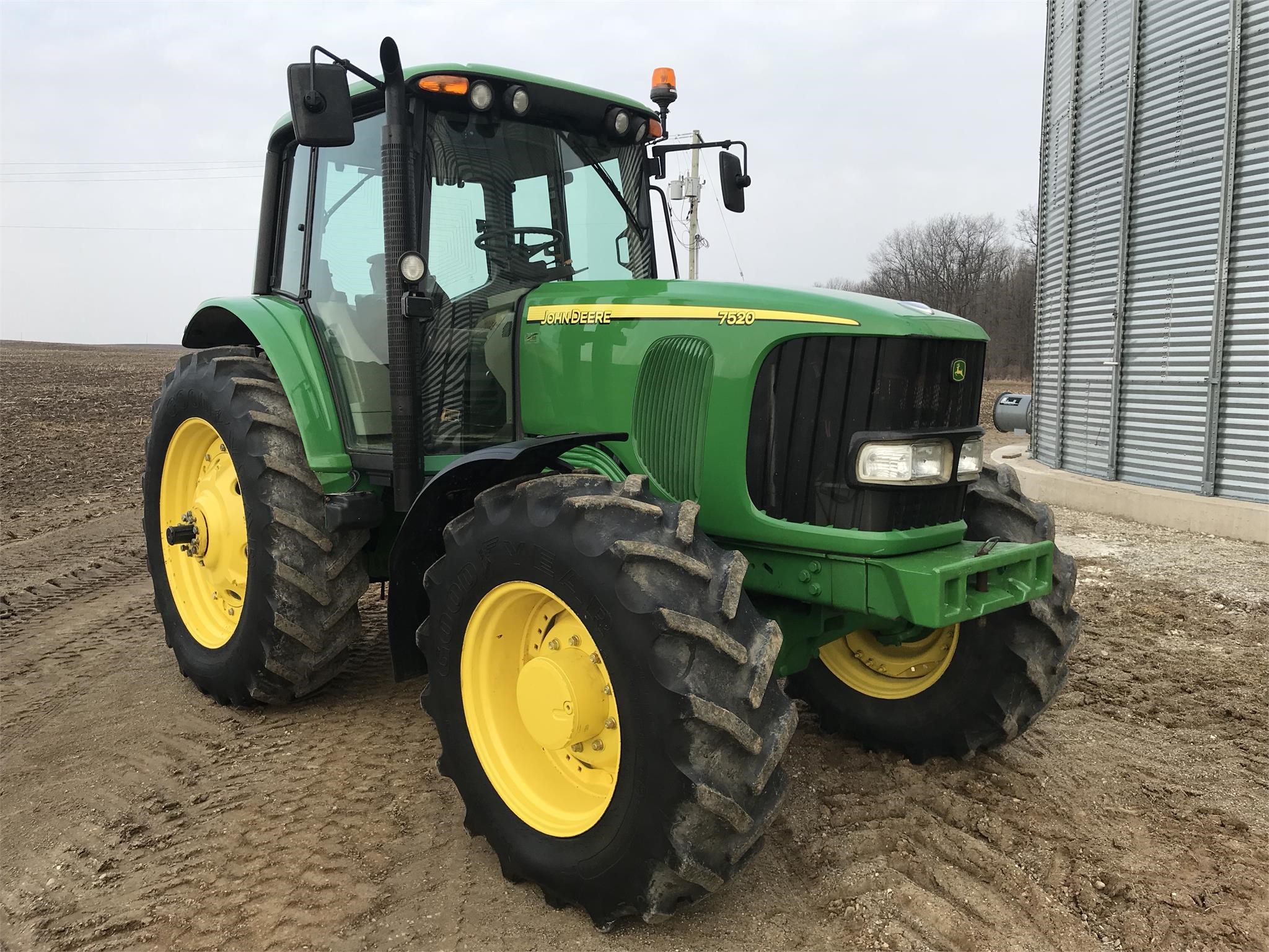 2007 JOHN DEERE 7520 